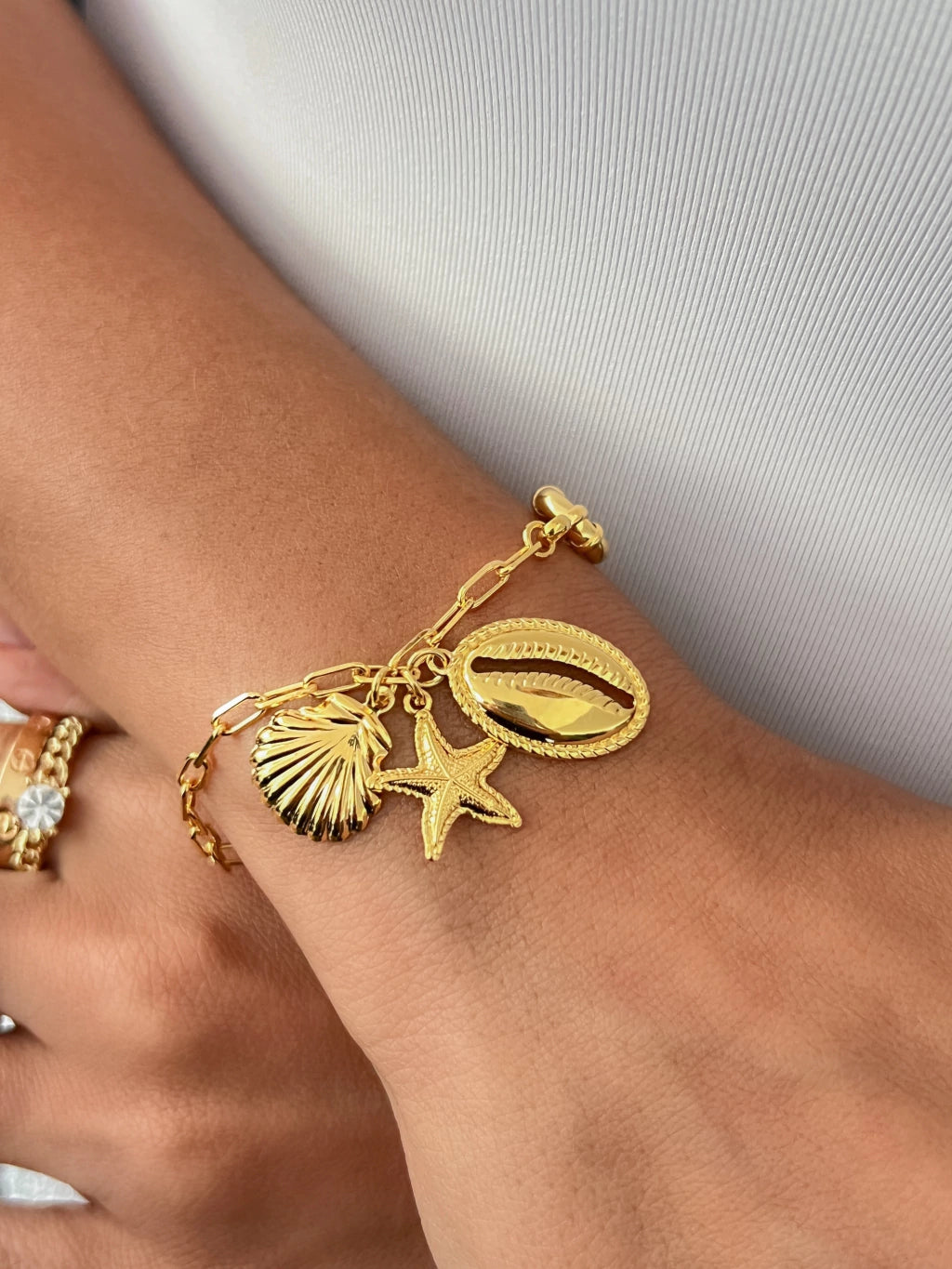 Pulseira cadeado de concha e búzios